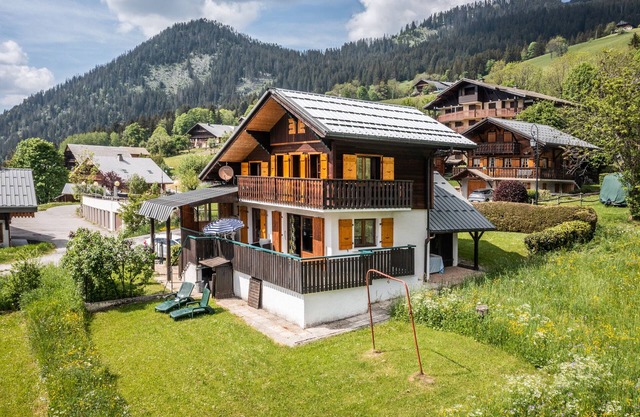Chalet "Perce Neige" with Mountain View and Private Garden