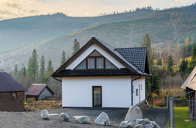Chalet with 4 bedrooms, living room with home cinema, full kitchen next to creek