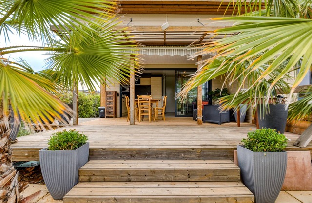 Chalet with Shared Indoor Pool, Terrace and Air Conditioning - Pomérols