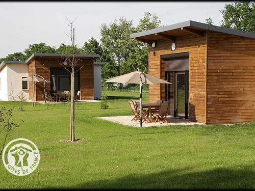 Chalets confortables au bord d'un étang avec terrasse, jardin et nombreuses activités. - FR-1-496-78
