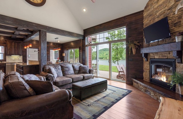 Chalets Resort Luxury Lakefront Villa 7~Amazing View~2 Pools~Free Amenities~Family Friendly
