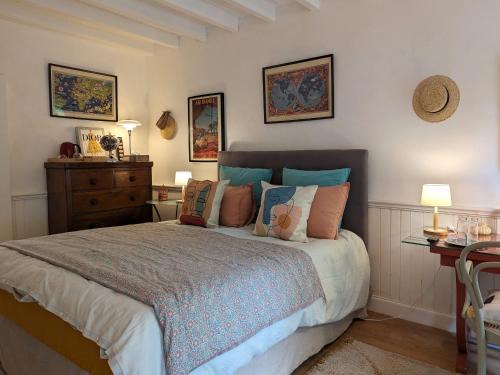 Chaleureuse chambre double avec accès jardin, WiFi et animaux admis - FR-1-590-490