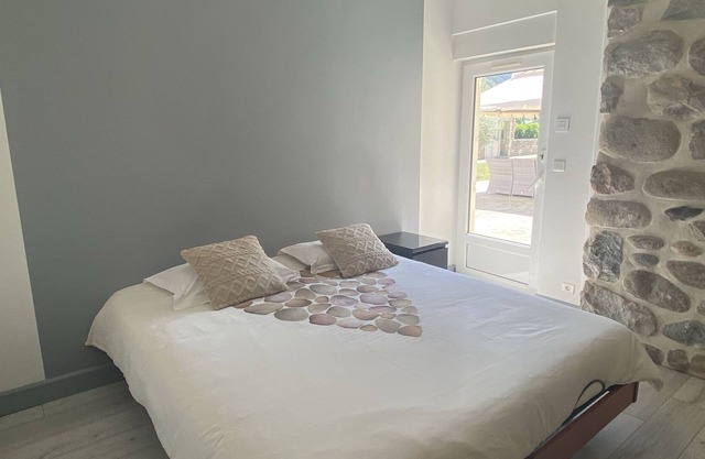 Chambre Familiale Avec Salle de Bain Privée et Accès Piscine