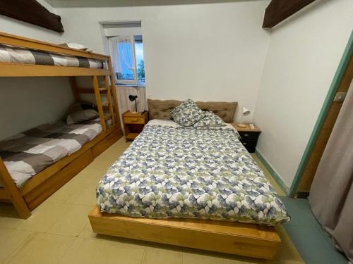 chambre 4 personnes avec entrée indépendante , grand parking, salle de bain, wc