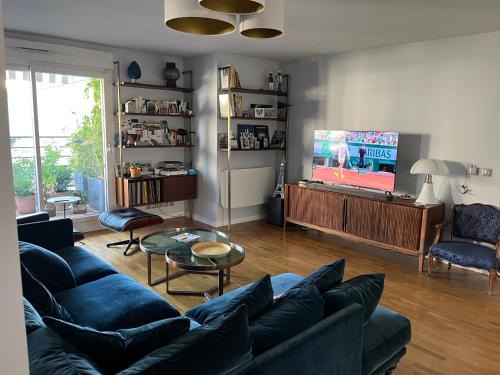 Chambre et salle de bains autonome dans un logement élégant