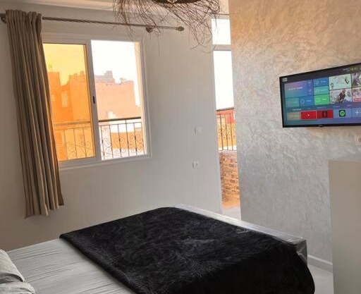 Chambre privée 2 avec salle de bain balcon cuisine partagée
