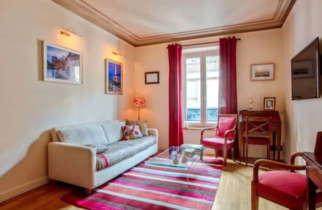 Champs Elysées - Arc de Triomphe. Elegant, quiet, air-conditioned apartment