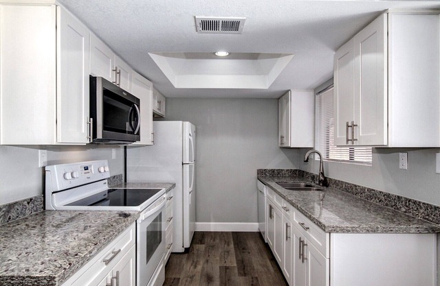Chandler - Remodeled Condo, Two Balconies, Heated Pool and Spa