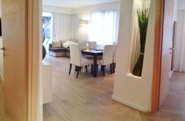 CHANGE THE DECOR! Seaside, deckchairs, fine sandy beach. ENJOY!