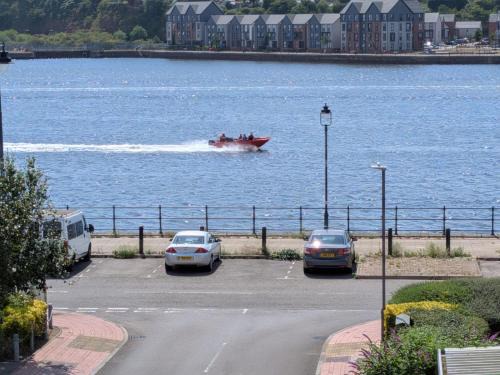 Channel View Apartment Barry Waterfront