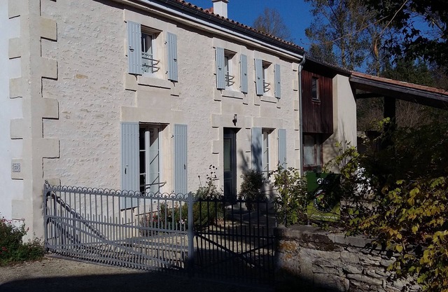 Character cottage for 6 people on the edge of the water in the Marais Poitevin