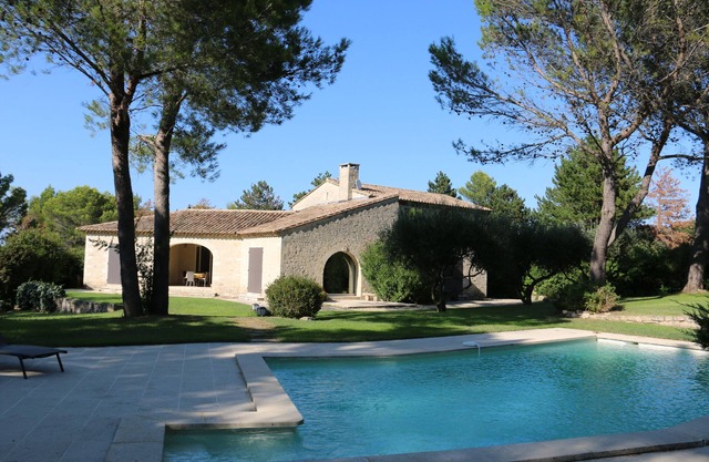 Character farmhouse with swimming pool, 8 minutes from Uzes, ideal for family or friends