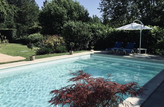 Character house 180 m2 with swimming pool equipped with underwater curtain