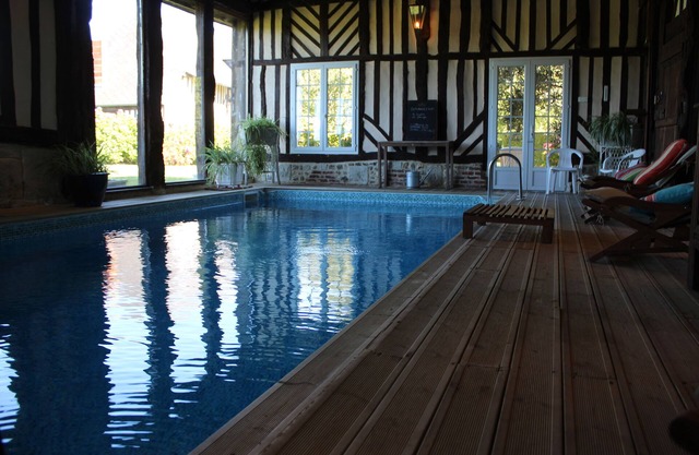 Character house 320 m2 with heated indoor pool in a stud farm