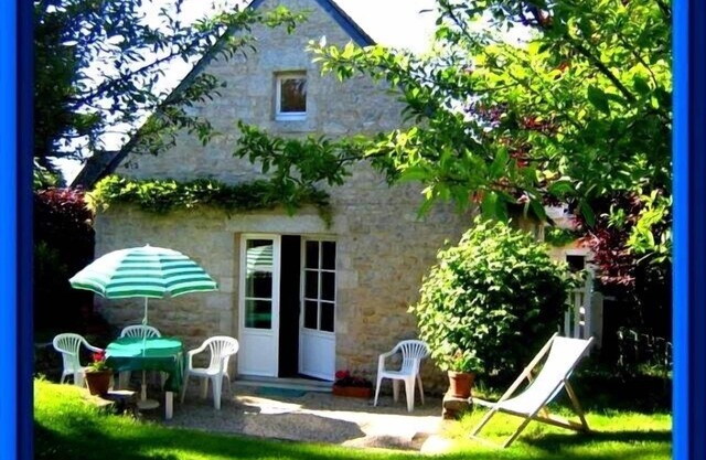 Character stone cottage in the village of Loctudy, enclosed garden