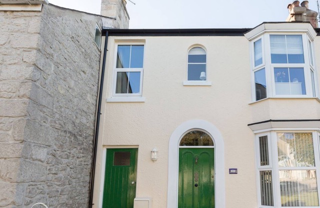 CHARLTON HOUSE, pet friendly, with a garden in Easton, Portland