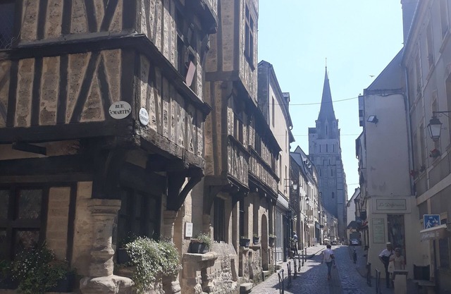 CHARM, apartment in the heart of old Bayeux