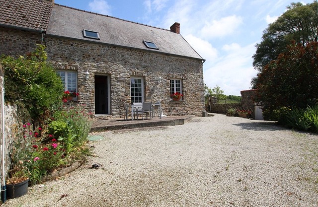 Charming Countryside Retreat with Modern Amenities and Garden in Saint-Maurice-en-Cotentin