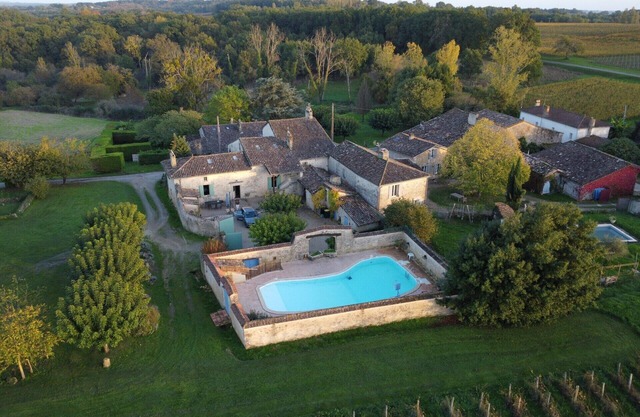 Charming house, gite with swimming pool between Dordogne and Saint-Émilion