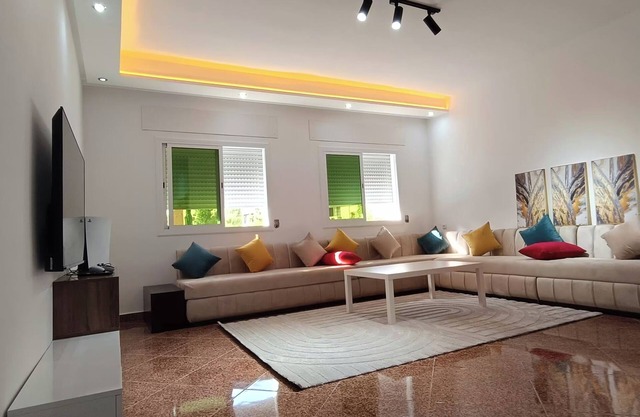 Charming Apt 2BR w/free Parking, Netflix & WI-FI.