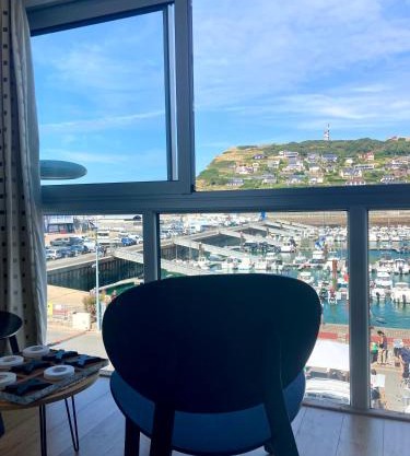 Charmant Studio avec vue sur le port et falaises