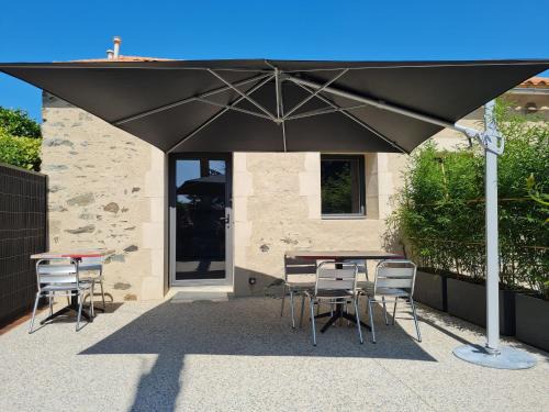 Charmant studio rénové avec mezzanine, cour privative et parking à Rochetrejoux - FR-1-426-479