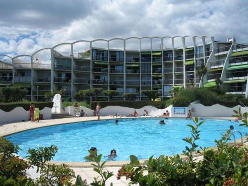 Charmant T2 avec Piscine, Proche Plage et Commerces, Garage Privé, Quartier Couchant - FR-1-328-227