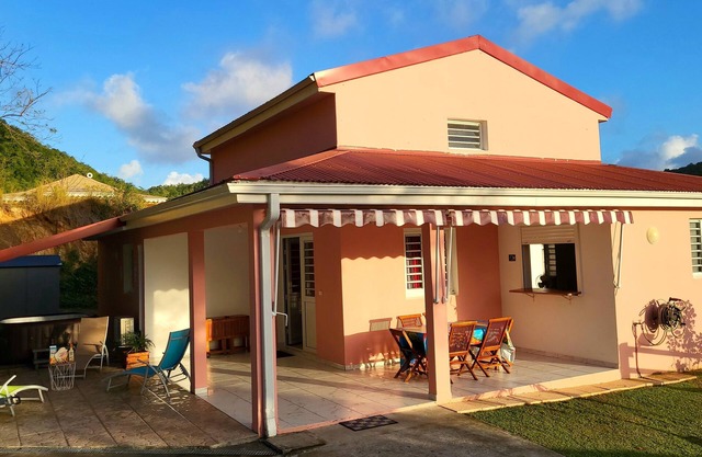 Charmante Petite Villa Avec Bain à Remous, à 700 Mètres de la Plage !