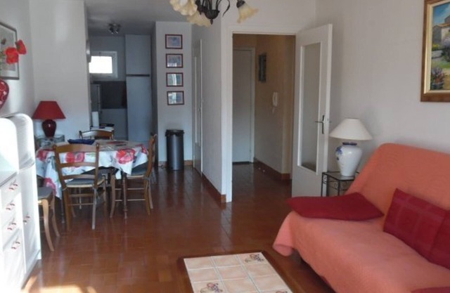 Charming F2 with Terrace & Garage, Near Center & Spa, Sleeps 4 - Pets Welcome!