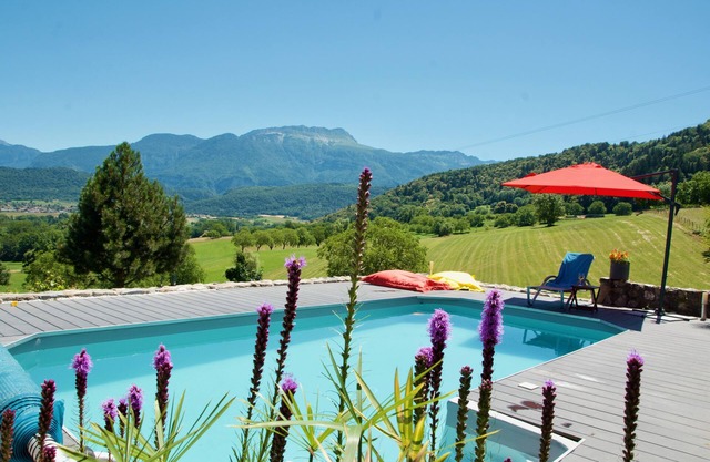 Charming apartment overlooking garden, pool and the Chartreuse