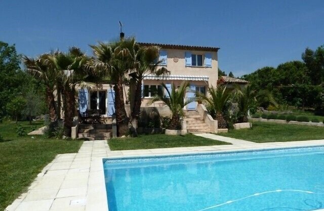 Charming villa in the heart of nature: swimming pool, flower garden, peaceful setting.