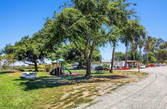 Charming 1 Bed Cabin at Delta Shores Resort in Isleton