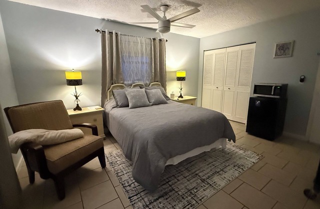 Charming 1 bedroom, 1 bathroom Villa with Private Entry in Ocala-AC, TV, Coffee