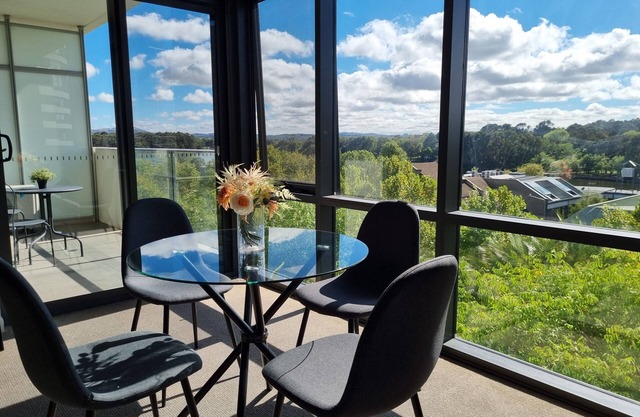 Charming 1-bedroom apartment in marvelous Belconnen with views of lake