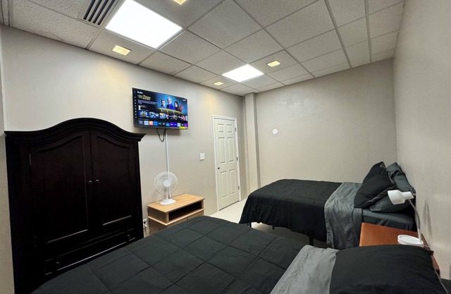 Charming 1-bedroom apartment with AC, fitness room private parking .