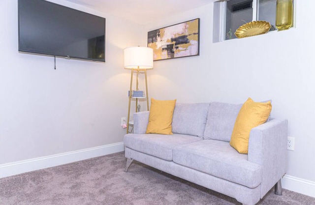 Charming 1-bedroom apartment with WiFi, AC in enchanting Cincinnati