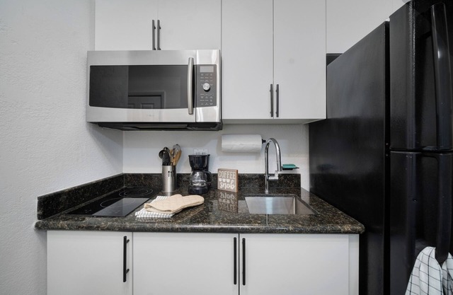 Charming 1-bedroom aFLL apartment near Sawgrass & Hard Rock with WiFi, AC.