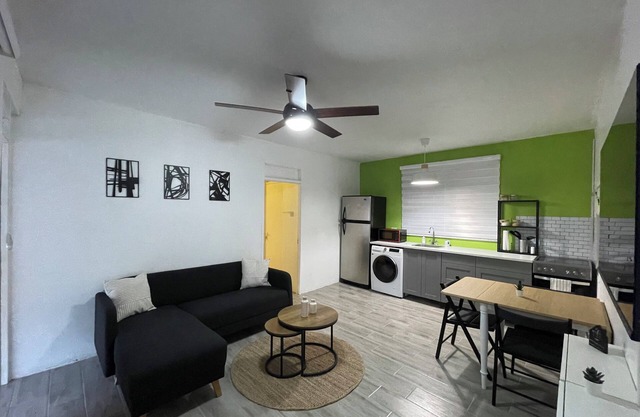 Charming 1-bedroom apartment with AC and WiFi with Kingston Mountain Views