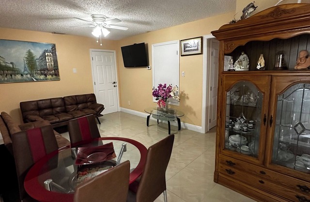 Charming 1-bedroom apartment with AC and WiFi in Tampa. Sleep up to 5 people.