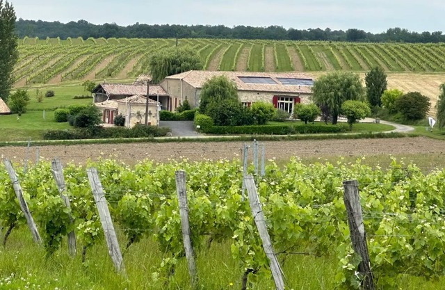 Charming 1-bedroom cottage in enchanting Esclottes with AC