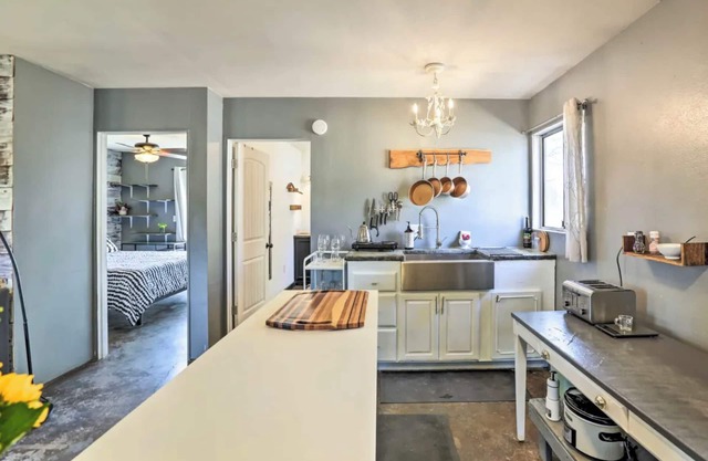 Charming 1-bedroom cottage in welcoming Bend with AC