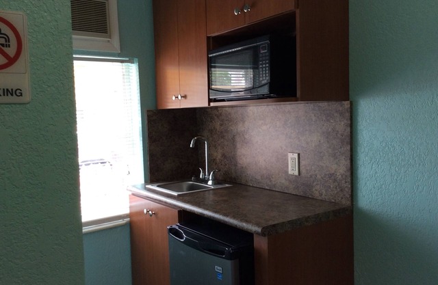 Charming 1-bedroom hotel with WiFi, AC in pleasant Hialeah Unit#2