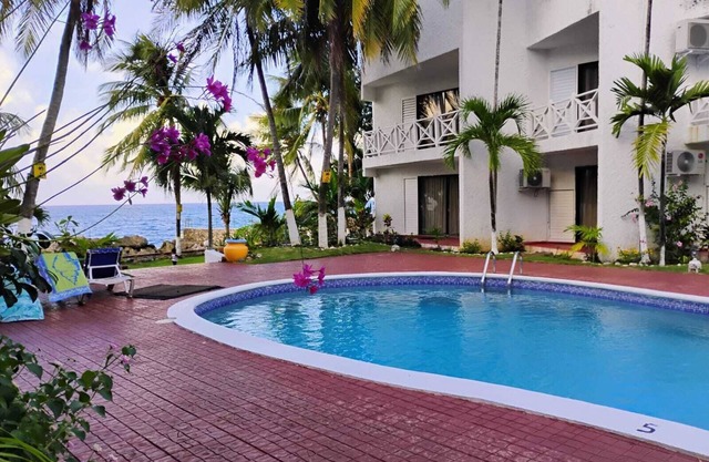 Charming 1-bedroom in Tower Isle St Mary: AC, WiFi, pool, and a serene retreat.