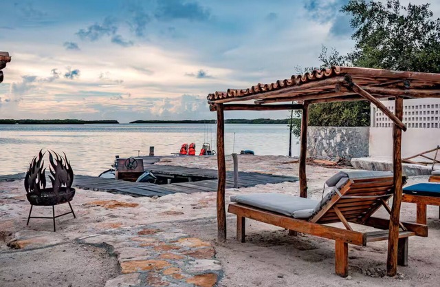 Charming 1-Bedroom Apartment in Río Lagartos. AC, Rooftop Deck & Private Pier -L