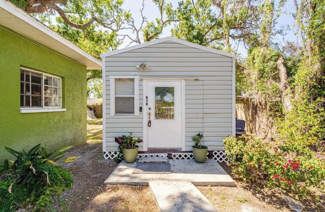 Charming 1-bedroom Tiny house with WiFi, AC in Bradenton