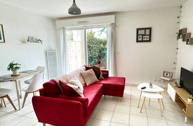 Charming 1-BR Apt in Quiet Area, 20 mins Walk to Center, Parking, WiFi, Pet-Friendly, Terrace