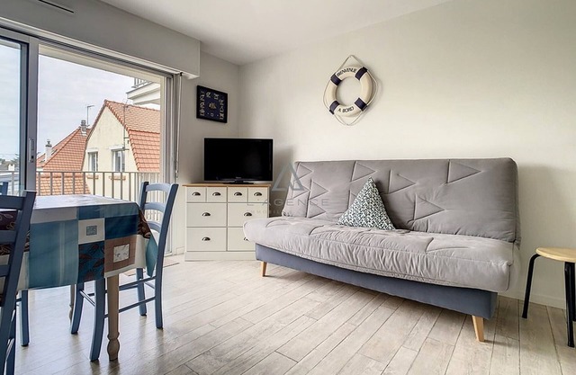 Charming 1-BR Apt near Beach with Balcony, Parking, Pet-Friendly