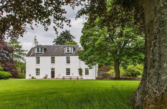 Charming 10-Bed House in Blairgowrie