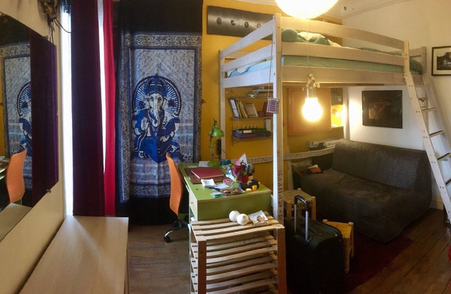 Charming 18m2 private room sleeping 1 to 4 with bathroom at the foot of Montmartre.