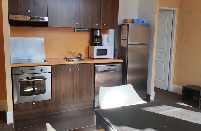Charming 1BR Apartment in Historic Chateau, Pool & Sauna Access. Sleeps 4 – Jausiers